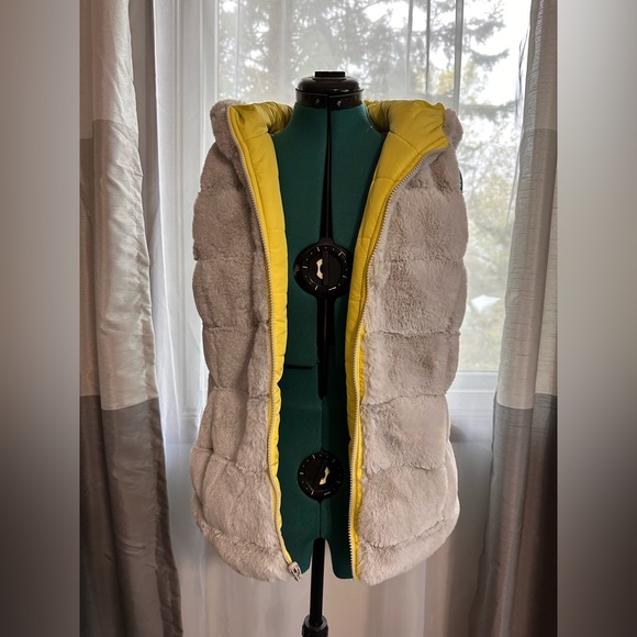 Reversible Yellow & Faux Fur Vest - Picture 4 of 11